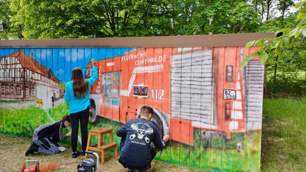 Airbrush-Wandgestaltung für die Garage der Feuerwehr Airbrush-Wandgestaltung für die Garage der Feuerwehr