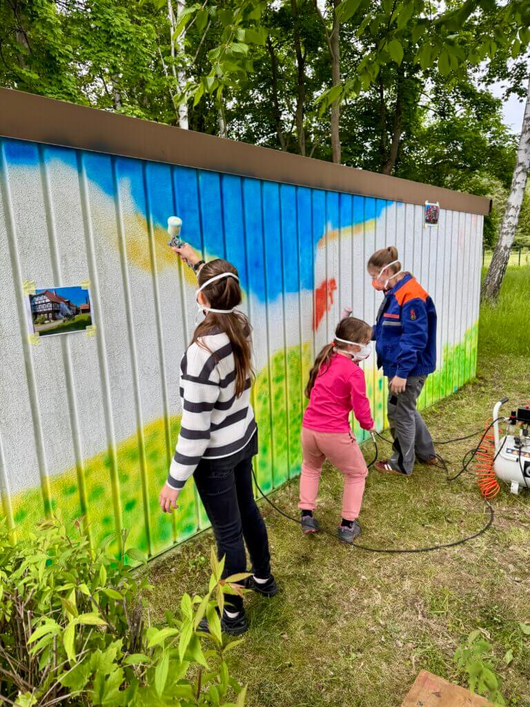 Airbrush-Wandgestaltung für die Garage der Feuerwehr Airbrush-Wandgestaltung für die Garage der Feuerwehr