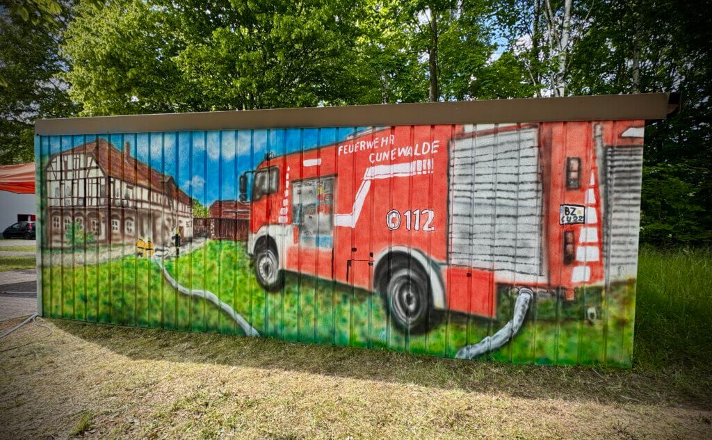 Airbrush-Wandgestaltung für die Garage der Feuerwehr Airbrush-Wandgestaltung für die Garage der Feuerwehr