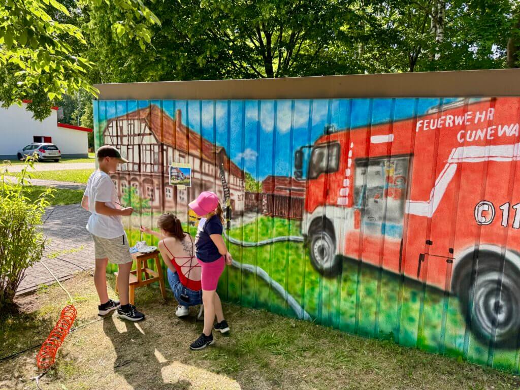 Airbrush-Wandgestaltung für die Garage der Feuerwehr Airbrush-Wandgestaltung für die Garage der Feuerwehr