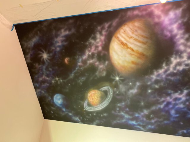 Live art.. nette Gespräche mit den Besitzern machen die Malerei zum Erlebnis 😊
#airbrushart
#freehand
#youthroom
#artlive
#liveart
#freestyleart