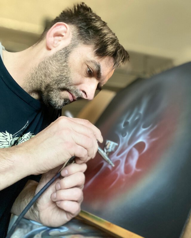 Airbrush auf Leder
#leatherwork 
#brushdrawing
#onfire🔥
#bikestyle
#biketuning
#fantasy
#freehand
#airbrushartist