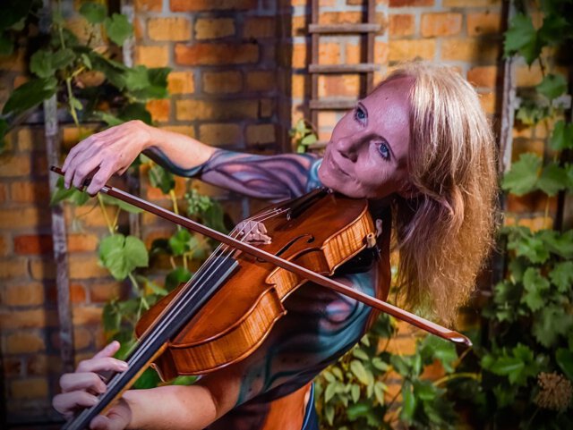 Zart besaitet & künstlerisch bemalt…
#Saite,
#Körperkunst,
#Hautnah,
#Zart besaitet,
#Bodypainting,
Instrument,
#Violine,
#Bratsche,
#Körper als Instrument,
#Instrument aus haut,
#Bratschentöne,
#Tones of violine,
#Hautnah